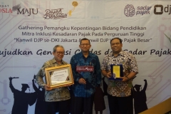 Dekan Fakultas Ekonomi dan Bisnis menerima penghargaan untuk Tax Center