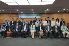 Foto bersama dengan delegasi negara lain sesaat setelah seminar