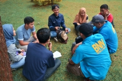 anggota dari BNN sedang melakukan perbincangan sekaligus pemeriksaan terhadap mahasiswa Universitas Nasional di taman UNAS