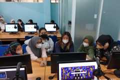 Para peserta saat mengikuti kegiatan update konten web  yang diisi oleh tim dari BPSI Unas diruang lab bahasa, Selasa 28 Juni 2022