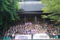 Outing Class SMP Negeri 3 Kroya Kabupaten Cilacap Foto bersama didepan Auditorium Unas, Senin, 11 Desember 2023.