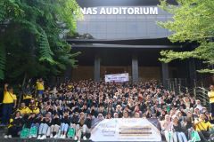 Outing Class SMP Negeri 1 Sampang Kabupaten Cilacap Foto bersama didepan Auditorium Unas, Senin, 11 Desember 2023.