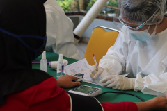 Pemeriksaan kesehatan dalam kegiatan vaksinasi Covid-19 di Universitas Nasional