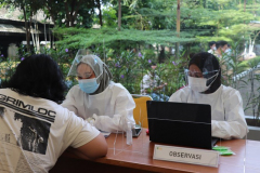 Peserta melakukan observasi usai pelaksanaan vaksin di Universitas Nasional
