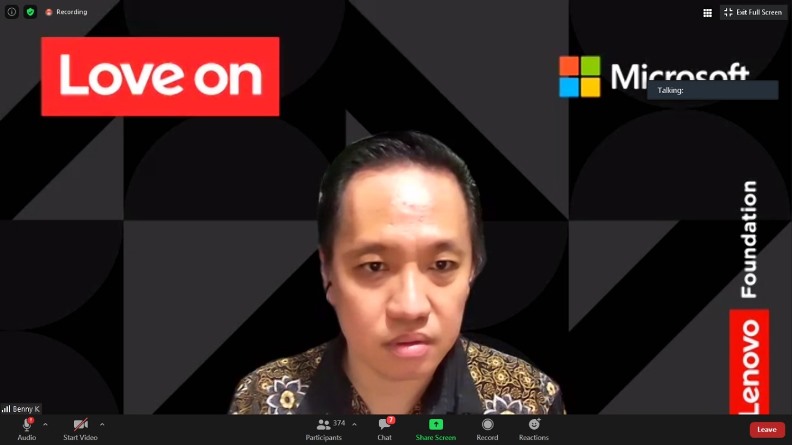 Benny Kusuma dari Education Lead Microsoft Indonesia  sebagai pembicara sedang memaparkan materinya