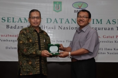 penyerahan cinderamata oleh wakil dekan bidang akademik Dr. Aris Munandar, M.Si kepada asesor II Drs. Gatut Priyowidodo, M.Si, Ph.D