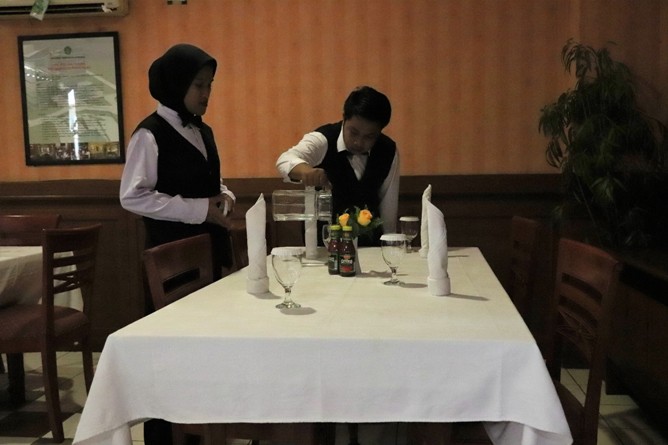 Waitress AKPARNAS