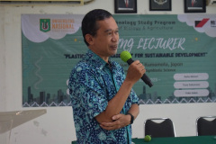 Dekan FBP Unas, Dr. Tatang Mitra Setia, M.Si. sedang memberikan sambutannya dalam kegiatan Visiting Lecturer, di Ruang Seminar Selasar lantai III, Sabtu, 01 Juli 2023