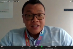Direktur Eksekutif Muamalat Institute, Anton Hendrianto sedang menyampaikan materinya dalam kegiatan webinar