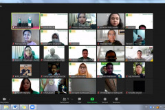 Peserta yang tergabung dalam zoom meeting dalam kegiatan webinar P2P Lending Pro dan Kontra di Indonesia secara virtual