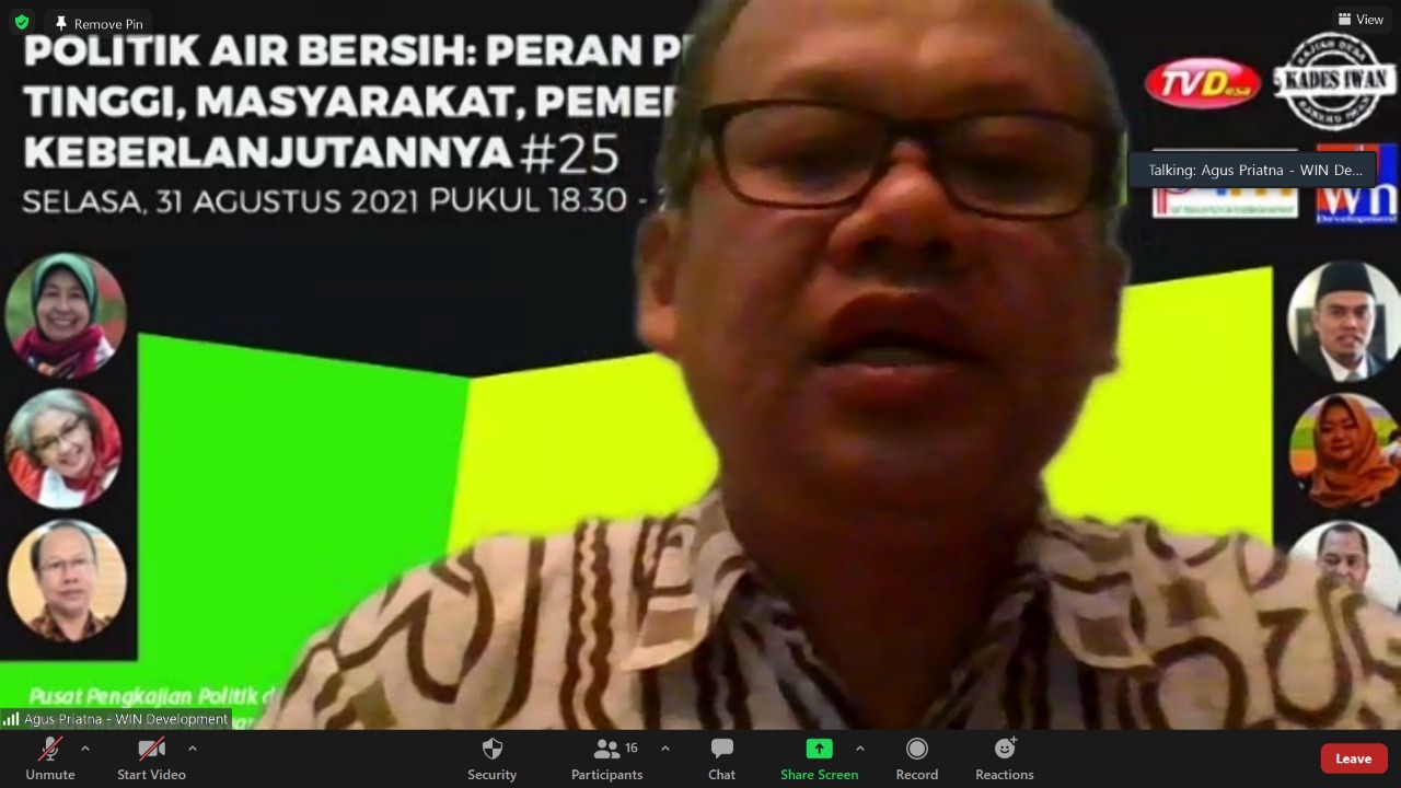 Direktur Eksekutif Win Development, Agus Priatna selaku narasumber sedang memaparkan materinya dalam Webinar Politik Air Bersih: Peran Perguruan Tinggi, Masyarakat, Pemerintah dan  Keberlanjutannya.