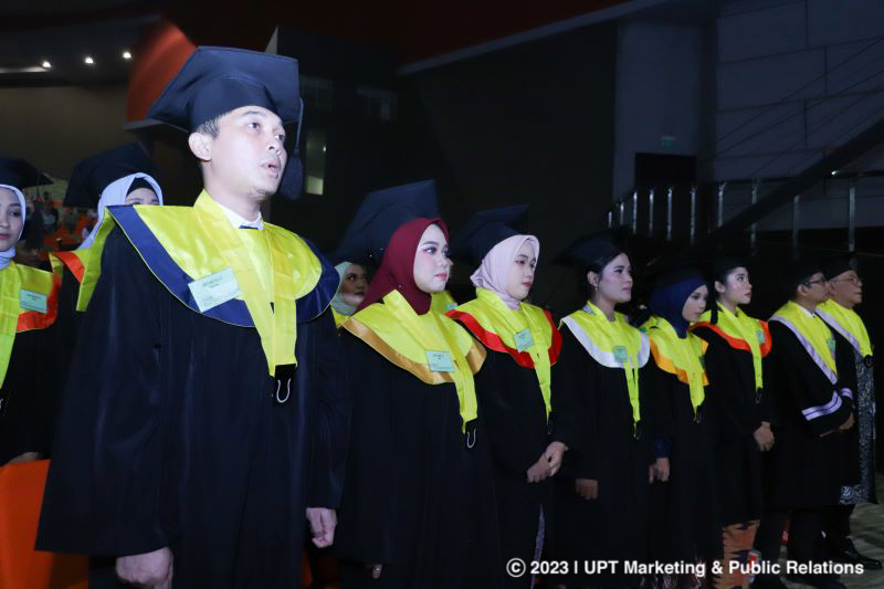 Para wisudawan/i saat menyanyikan Indonesia Raya dalam acara wisuda Unas di SICC, Sentul, Bogor, Minggu, 11 Juni 2023