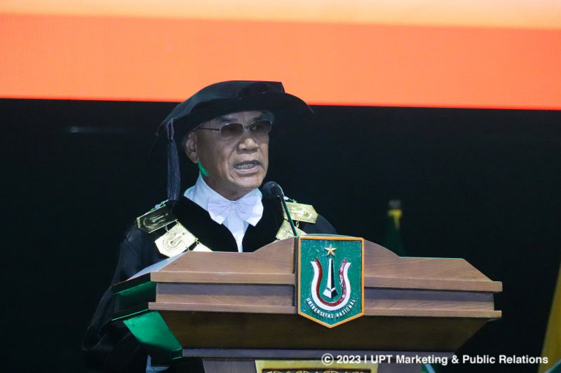Rektor Unas Dr. El Amry Bermawi Putera, M.A. menyampaikan pidato dalam acara wisuda di SICC, Sentul, Bogor, Minggu, 11 Juni 2023