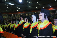 Para wisudawan/i saat menyanyikan Mars Unas dalam acara wisuda Unas di SICC, Sentul, Bogor, Minggu, 11 Juni 2023