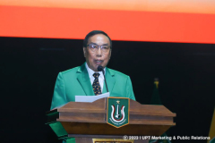 Ketua Pengurus YMIK Dr. Ramlan Siregar, M.Si. saat memberikan sambutan dalam wisuda Unas, di SICC, Sentul, Bogor, Minggu, 11 Juni 2023
