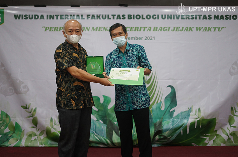 Pemberian sertifikat dan cinderamata oleh Dekan Fakultas Biologi Dr. Tatang Mitra Setia, M.Si. (kanan) kepada Guru Besar Fakultas Biologi Prof. Dr. Dedi Darnaedi (Kiri)