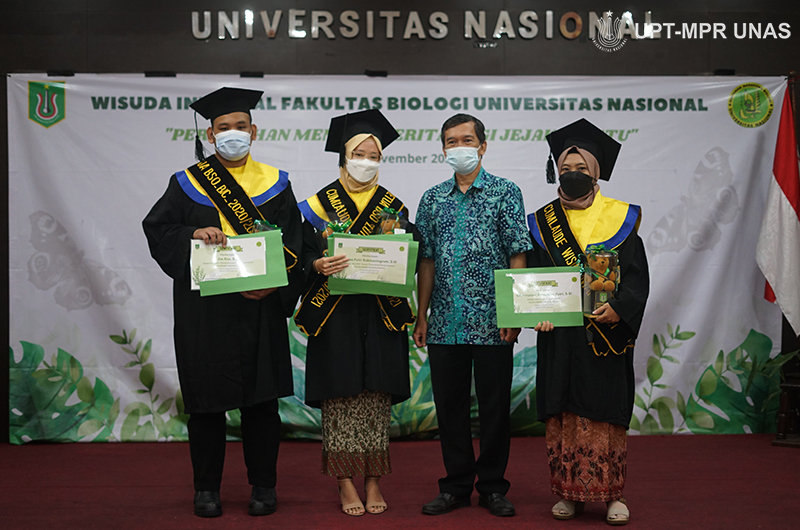 Foto bersama Dekan Fakultas Biologi Dr. Tatang Mitra Setia, M.Si.  (Batik biru) dengan calon wisudawan/i terbaik dari fakultas biologi