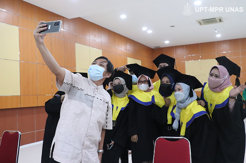 Foto calon wisudawan/i dengan dosen fakultas biologi pada acara wisuda Internal fakultas biologi Universitas Nasional pada Jumat, 19 November 2021