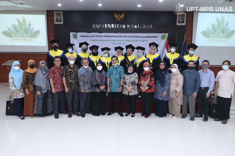 Foto bersama para pimpinan fakultas, dosen dan calon wisudawan/i dalam acara wisuda Internal fakultas biologi Universitas Nasional pada Jumat, 19 November 2021