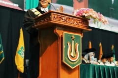 Rektor UNAS, Dr. El Amry Bermawi Putera menyampaikan pidatonya dihadapan wisudawan