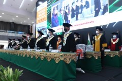 Senat dan Majelis Guru Besar saat menyanyikan Indonesia Raya dalam acara wisuda UNAS Periode II Tahun Akademik 2020/2021 dilaksanakan secara hybrid di Auditorium UNAS, Sabtu, 20-11-2021