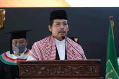 Pembacaan doa oleh Ketua Pusat Pengajian Islam Dr. Fachruddin M. Mangunjaya, M.Si. dalam acara wisuda UNAS Periode II Tahun Akademik 2020/2021 dilaksanakan secara hybrid di Auditorium UNAS, Sabtu, 20-11-2021