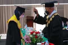 Pelantikan Wisudawati oleh Rektor Universitas Nasional Dr. El Amry Bermawi Putera, M.A. pada wisuda semester genap tahun akademik 2020-2021 , Sabtu 20-11-2021