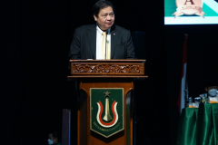 Menteri Koordinator Perekonomian Republik Indonesia Dr. (H.C.) Ir. Airlangga Hartarto, M.B.A., M.M.T. saat memberikan orasi ilmiah di Wisuda Unas, di JCC, Minggu (16-Juni-2022)