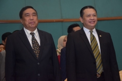 ketua YMIK dan ketua DPR sedang menyanyikan lagu indonesia raya