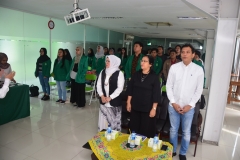 para peserta seminar menyanyikan lagu indonesia raya