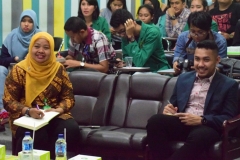 Penilaian Dian Metha Ariyanti (Kiri) dan Rizky Chaerul Saragih (Kanan) Terhadap Presentasi Mahasiswa