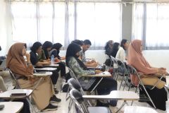 Peserta dari Universitas Nasional dan SMAN 90 Jakarta sedang mengikuti Kegiatan Workshop Pembuatan Infografis di Ruang Kelas 4.301 Lt.3 Blok IV, pada (16/09)