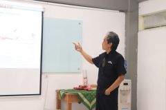 Pemaparan Materi dari Fasilitator Budi Setyo Widodo di Ruang Kelas 4.301 Lt.3 Blok IV, pada (16/09)