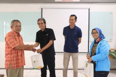 Drs. Imran SL Tobing, M.Si Memberikan Merchandise Kepada Fasilitator Budi Setyo Widodo di Ruang Kelas 4.301 Lt.3 Blok IV, pada (16/09)