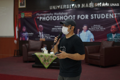 EOS Creator Indonesia Adhitiya Wibhawa saat memberikan materi dalam acara photography workshop "Photoshoot For Student" di Aula Unas, Kamis 27 Januari 2021