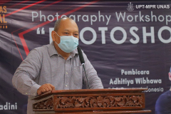 Ketua Program Studi Ilmu Komunikasi Drs. Adi Prakoso, M.Si. saat memberikan sambutan dalam acara photography workshop "Photoshoot For Student" di Aula Unas, Kamis 27 Januari 2021