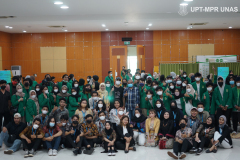 Foto bersama panitia, narasumber, dan mahasiswa dalam acara photography workshop "Photoshoot For Student" di Aula Unas, Kamis 27 Januari 2021