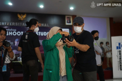 Praktik fotografi oleh mahasiswa didampingi oleh Adhitiya Wibhawa (kanan) selaku EOS Creator Indonesia