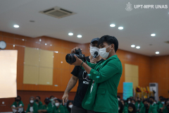 Praktik fotografi oleh mahasiswa didampingi oleh Adhitiya Wibhawa (kanan) selaku EOS Creator Indonesia