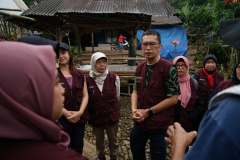 Pengarahan oleh mentor kepada peserta sebelum mencari sampel di Resort Cikaniki, Taman Nasional Gunung Halimun Salak, Minggu, 3 Juli 2022