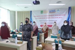 Menyanyikan lagu Indonesia Raya dalam pembukaan workshop di Menara Unas
