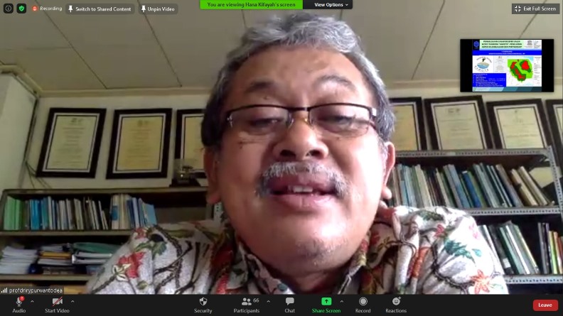 Executie Director of The Indonesian MAB-UNESCO Program National Committee, Prof. Dr. Y Puwanto  sedang memaparkan materinya