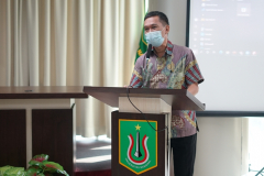 Dekan Fakultas Biologi Dr. Tatang Mitra Setia, M.Si. saat memberikan opening speech dalam acara Workshop On The Potential of Tropical Plants For Health di ruang seminar gedung menara Unas, Kamis 30 Juni 2022