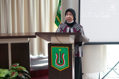 Wakil Rektor Unas Bidang Penelitian, Pengabdian Kepada Masyarakat dan Kerjasama Prof. Dr. Ernawati Sinaga, M.S., Apt. saat memberikan opening speech dalam acara Workshop On The Potential of Tropical Plants For Health di ruang seminar gedung menara Unas, Kamis 30 Juni 2022
