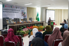 Wakil Rektor Unas Bidang Penelitian, Pengabdian Kepada Masyarakat dan Kerjasama Prof. Dr. Ernawati Sinaga, M.S., Apt. saat memberikan opening speech dalam acara Workshop On The Potential of Tropical Plants For Health di ruang seminar gedung menara Unas, Kamis 30 Juni 2022