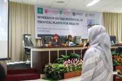 Saat sesi pemaparan materi oleh Dr. Sri Endarti Rahayu, M.Si. dalam acara Workshop On The Potential of Tropical Plants For Health di ruang seminar gedung menara Unas, Kamis 30 Juni 2022
