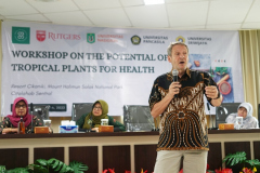 Pembicara Prof. Dr. Ilya Raskin saat memaparkan materi nya dalam acara Workshop On The Potential of Tropical Plants For Health di ruang seminar gedung menara Unas, Kamis 30 Juni 2022