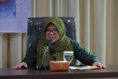Ketua Lembaga Penelitian dan Pengabdian Kepada Masyarakat (LPPM) Unas Dr. Ir. Nonon Saribanon, M.Si. saat memoderatori kegiatan Workshop di ruang seminar gedung menara Unas, Kamis 30 Juni 2022