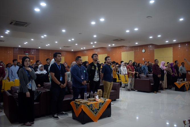 para peserta workshop sedang menyanyikan lagu Indonesia Raya