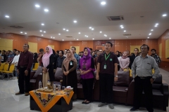 para peserta workshop sedang menyanyikan lagu Indonesia Raya (2)